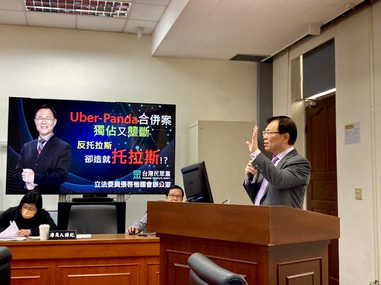 張啓楷28日在立法院經濟委員會質詢公平會主委李鎂時，表達對Uber-Panda合併案造成外送平台獨占又壟斷的憂慮。(圖／張啓楷國會辦公室)