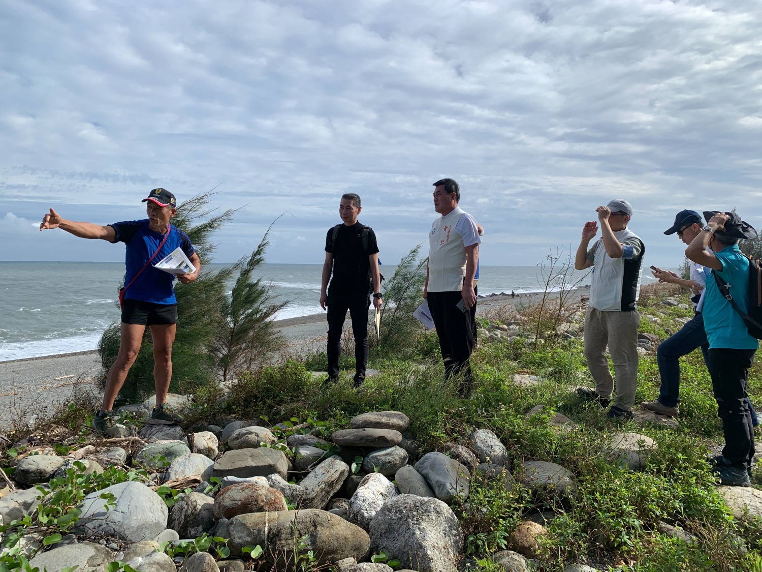 工作人員說明當地海岸線距離近年越來越短,海邊的防護設施明顯已經無法抵擋大浪,非常令人憂心。(記者包克明 翻攝)