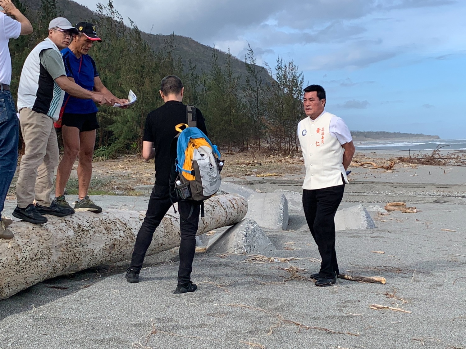 會勘過程,黃仁對於當地族人安全的需求感到憂慮。(記者包克明 翻攝)