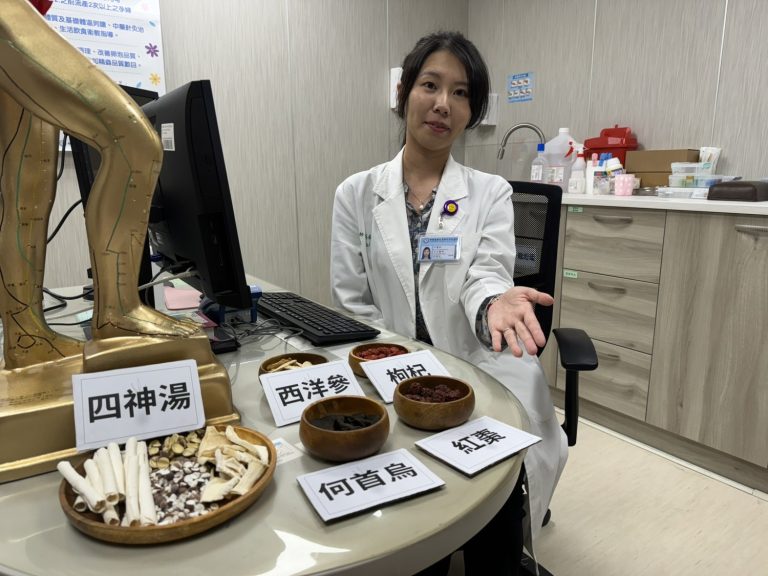 吳佩芸醫師建議依體質進補:濕熱者喝四神湯,氣虛選西洋參雞湯,冷虛適合十全大補湯。(圖/記者林照東翻攝)