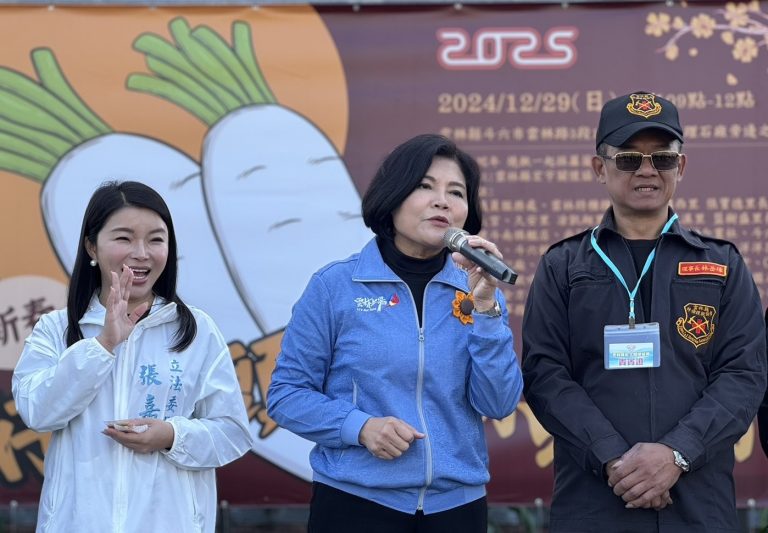 迎新年好彩頭、拔蘿蔔助公益活動場面熱烈。(圖/記者葉子綱攝)