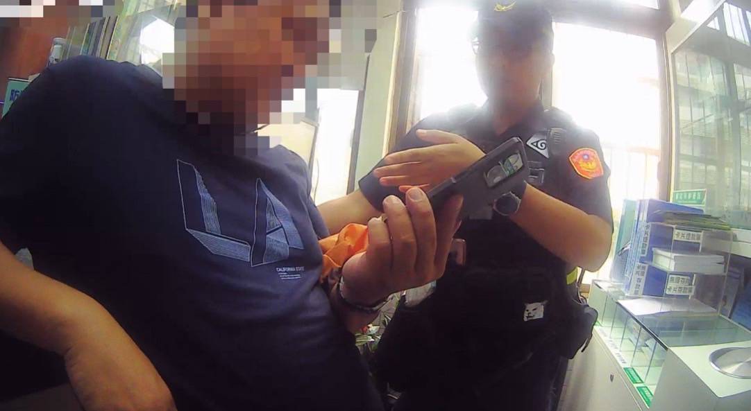 興隆郵局行員察覺魏男異常提領巨額現金,迅速通報警方,警員火速趕至現場,與行員攜手挽回魏男即將蒙受的財務損失。(記者 黃荷琇翻攝)