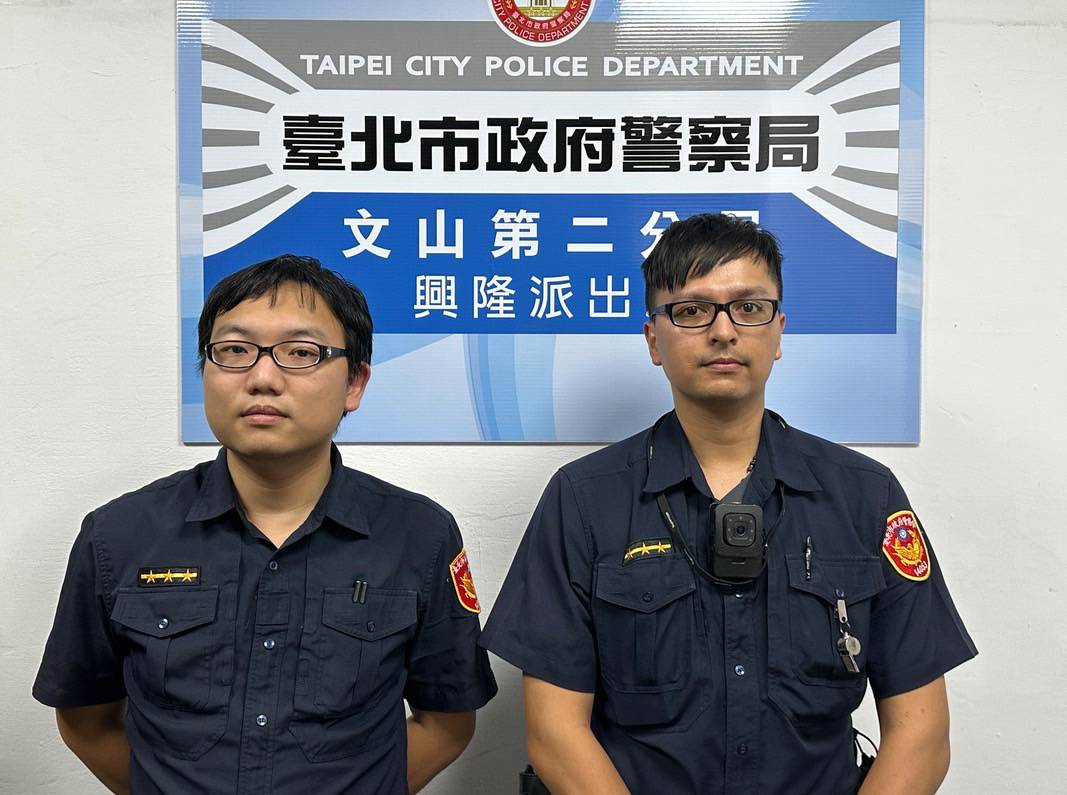興隆派出所警員林伯勳(左)、警員胡柏峯(右)提醒,對於聲稱可保證高回報的投資機會,應保持高度警覺,切勿隨意提領大額現金或交付金錢。(記者 黃荷琇翻攝)