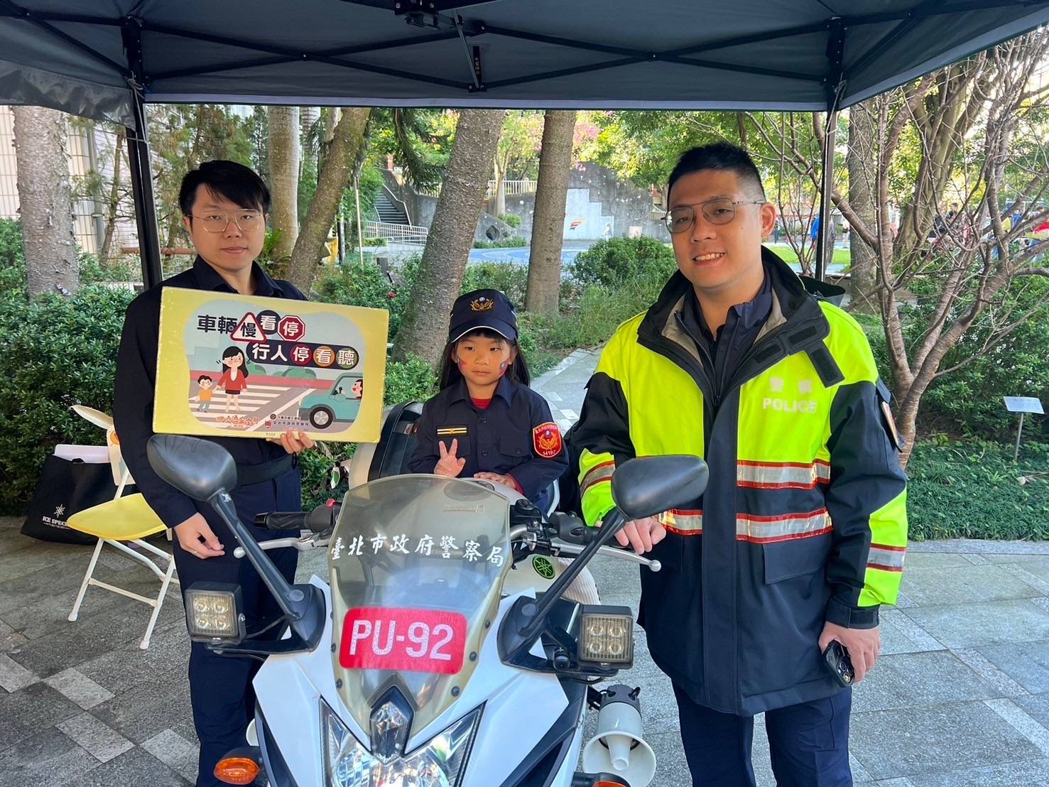 文二分局現場也提供小小警察制服及交通分隊大重機,讓學童能夠換穿體驗、合影留念。(記者 黃荷琇翻攝)