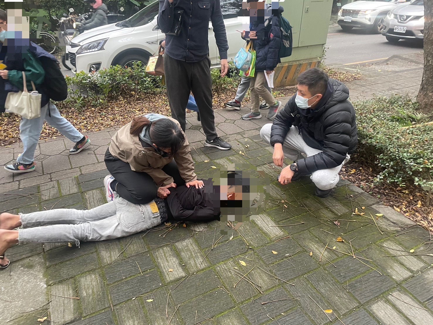 林口警分局現場逮捕詐騙集團4名成員。(記者 黃荷琇翻攝)