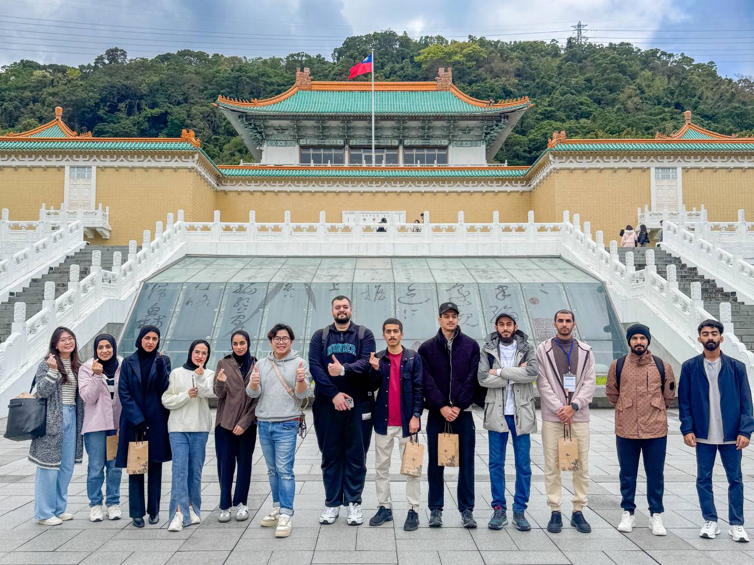 阿曼半導體研習班學員參觀故宮、台北101等處認識台灣文化與特色。(圖/記者林照東翻攝)