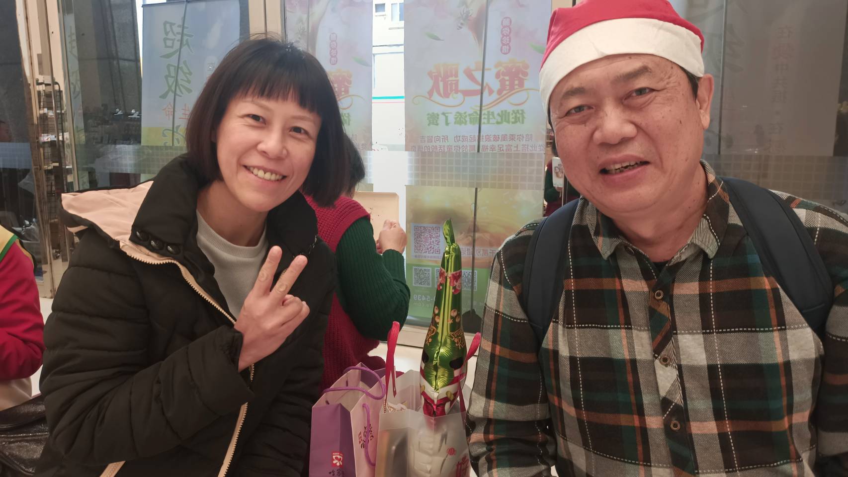 民眾范小姐與第99次捐血的宋先生,對正能量捐血嘉年華讚賞有加。(圖/記者黃溎芬翻攝)