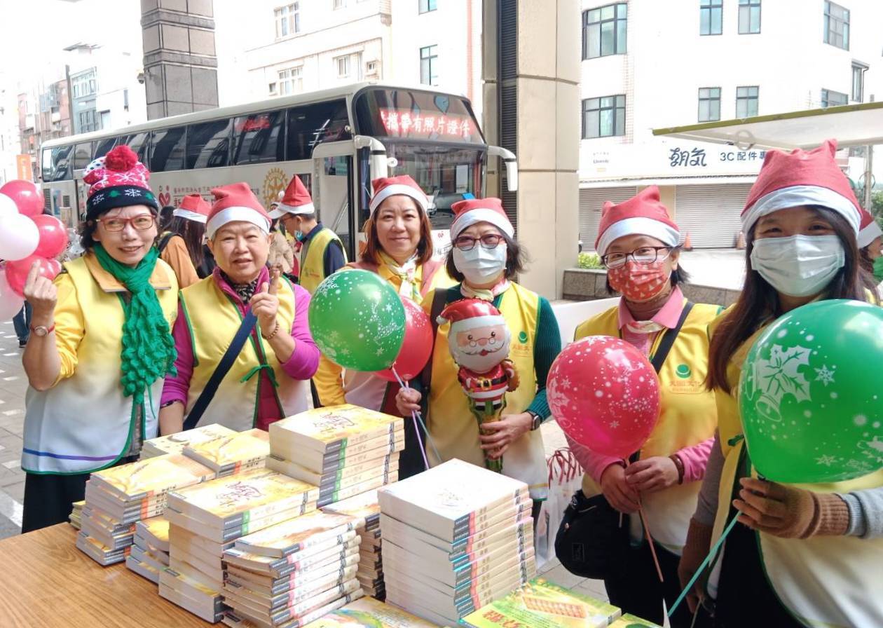天圓文化志工群熱情接待民眾,並大力推崇心靈成長叢書。(圖/記者黃溎芬翻拍)