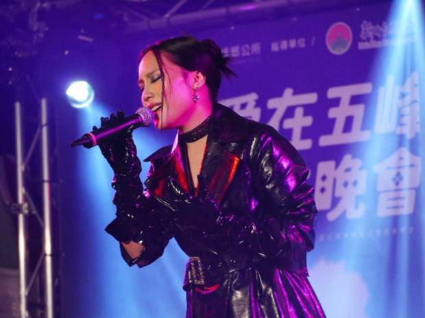 五峰鄉跨年晚會卡斯堅強,特邀請金曲歌后呂薔點燃火力。(圖/記者黃溎芬翻攝)