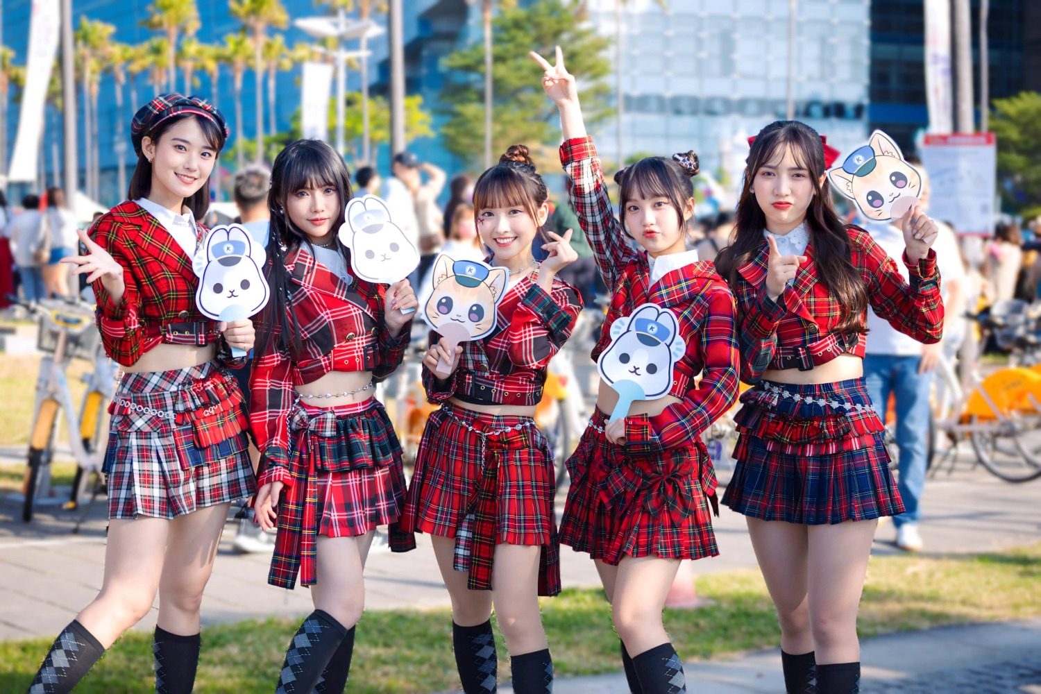 被網友封為「最有潛力女團」的 KIRIS在「OPEN!大氣球遊行」以高雄捷運公益親善大使閃亮登場,團員左起語晴、依函 Ivy、璦昀、絜妮 Nina和隊長婷婷 Kimi。(圖/KIRABASE 提供)