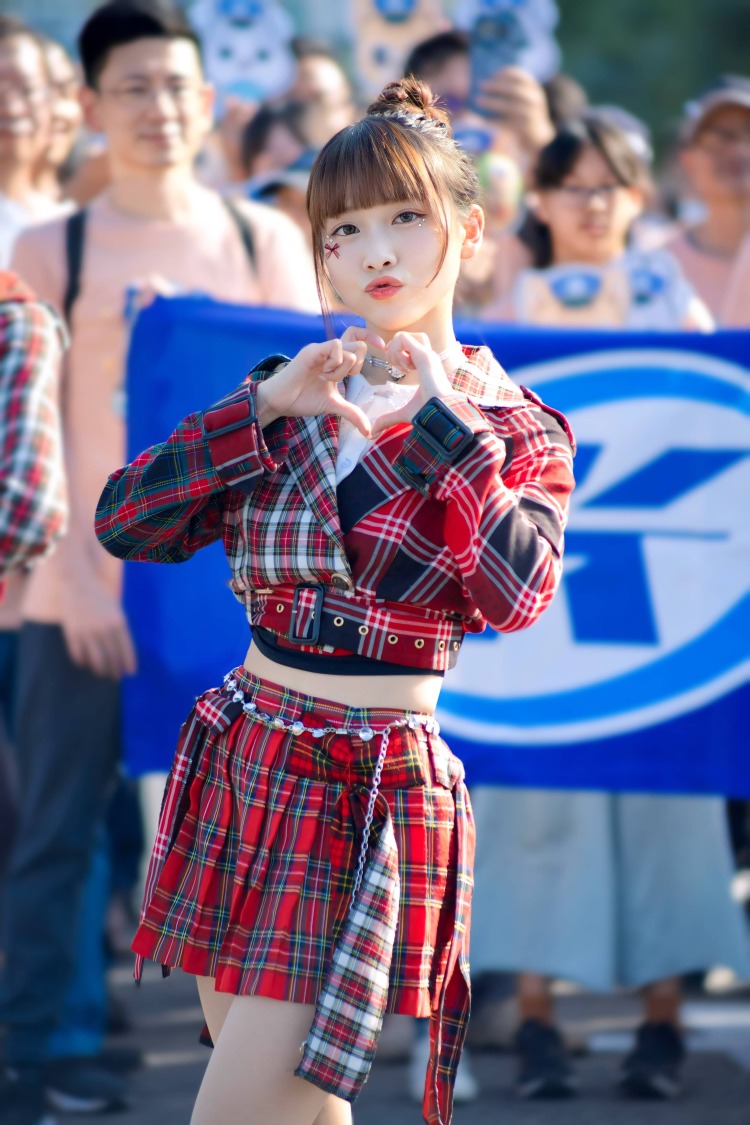 KIRIS的可愛擔當璦昀日前赴日為台灣隊加油,被日媒譽為「最可愛の妖精」。(圖/KIRABASE 提供)