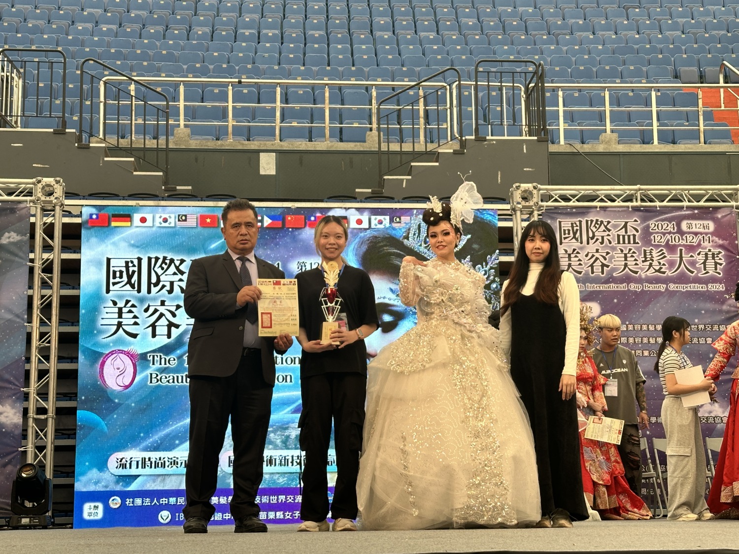 新娘化妝組(真人)-白紗,選手-高珮玲(左二)模特兒-田子珊(左三)指導老師-陳雅齡。(圖/記者林照東攝)