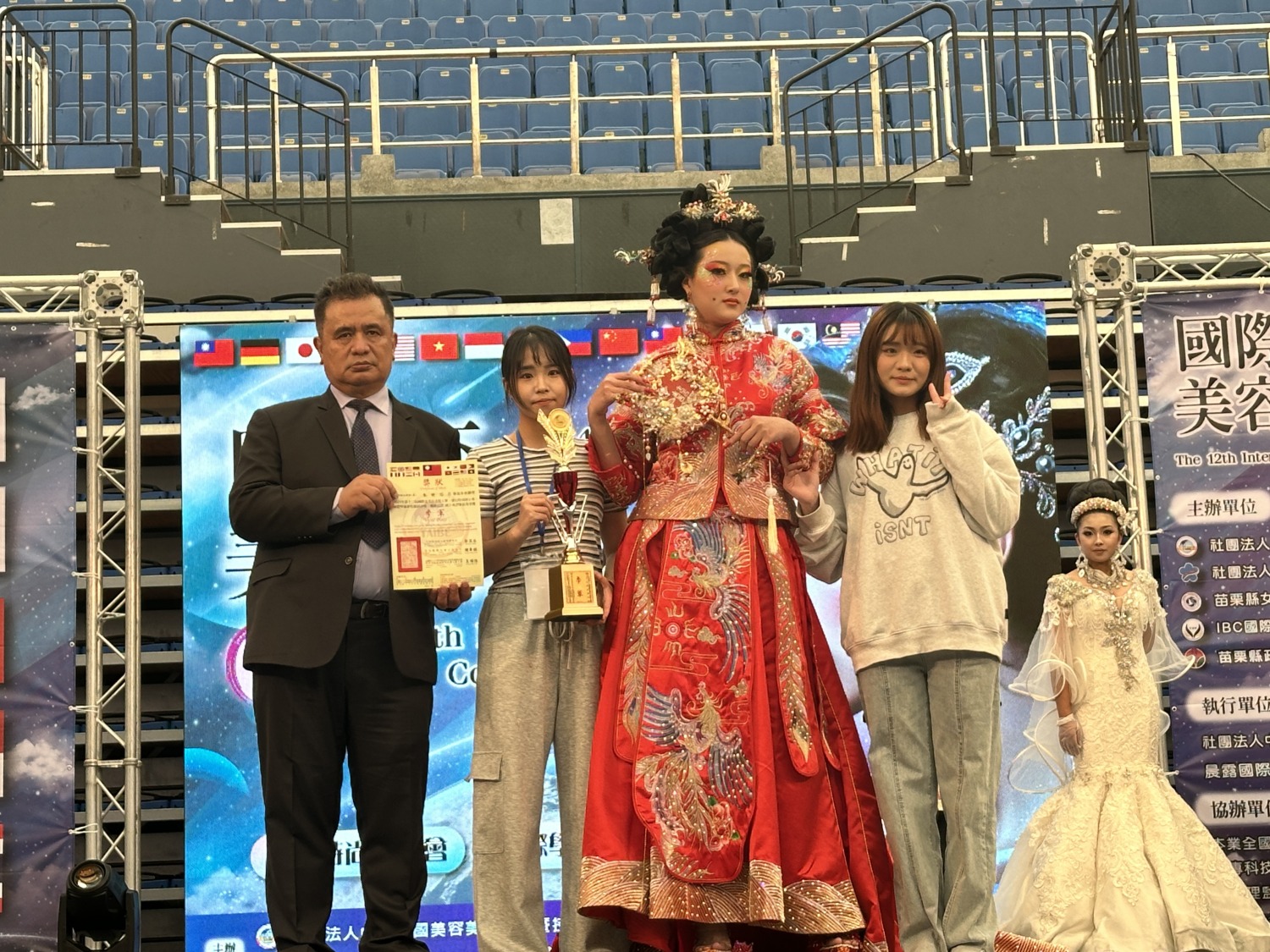 新娘化妝組(真人)-鳳冠霞披,選手-朱妍芯(左二)模特兒-吳亭禛(左三)指導老師-李玉蘋。(圖/記者林照東攝)