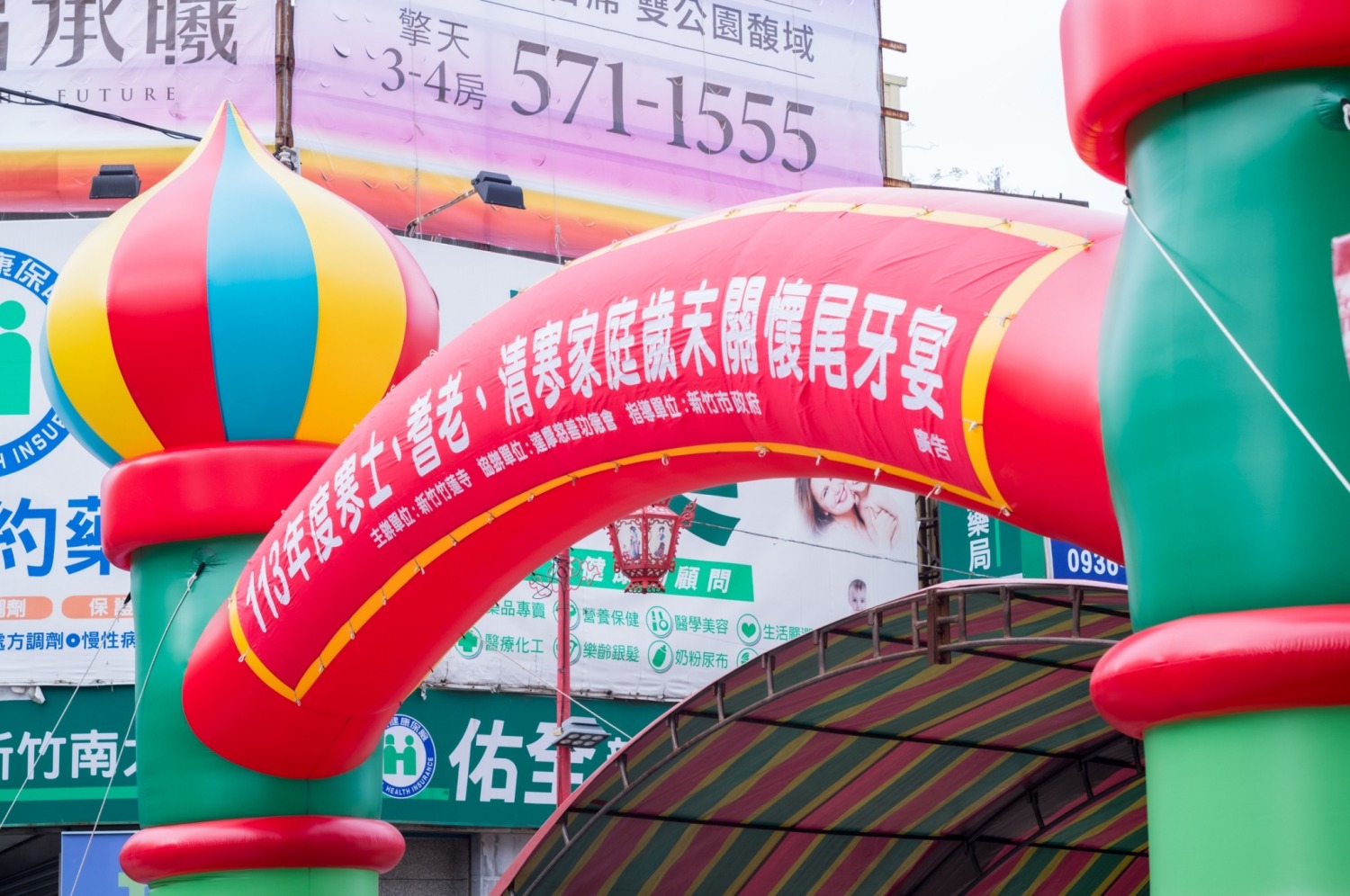 竹蓮寺歲末尾牙宴傳遞溫暖,吸收成本漲幅,持續為弱勢群體送上關懷與豐盛佳餚,愛心傳統不間斷。(圖/記者林照東翻攝)