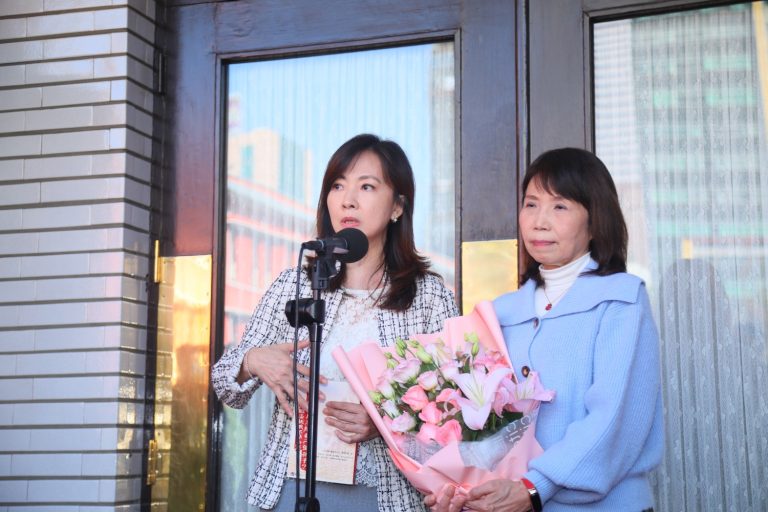 民進黨郭昱晴向民眾黨陳昭姿道歉,兩位女立委在議場外上演大和解。(記者包克明 攝)