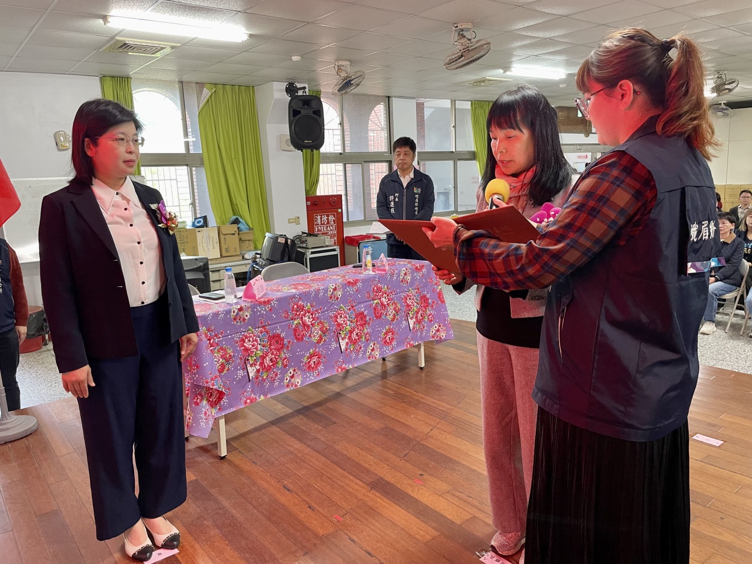 田昭容中在縣府秘書長李安妤監誓下宣誓就職峨眉鄉代理鄉長。(圖/記者林照東翻攝)