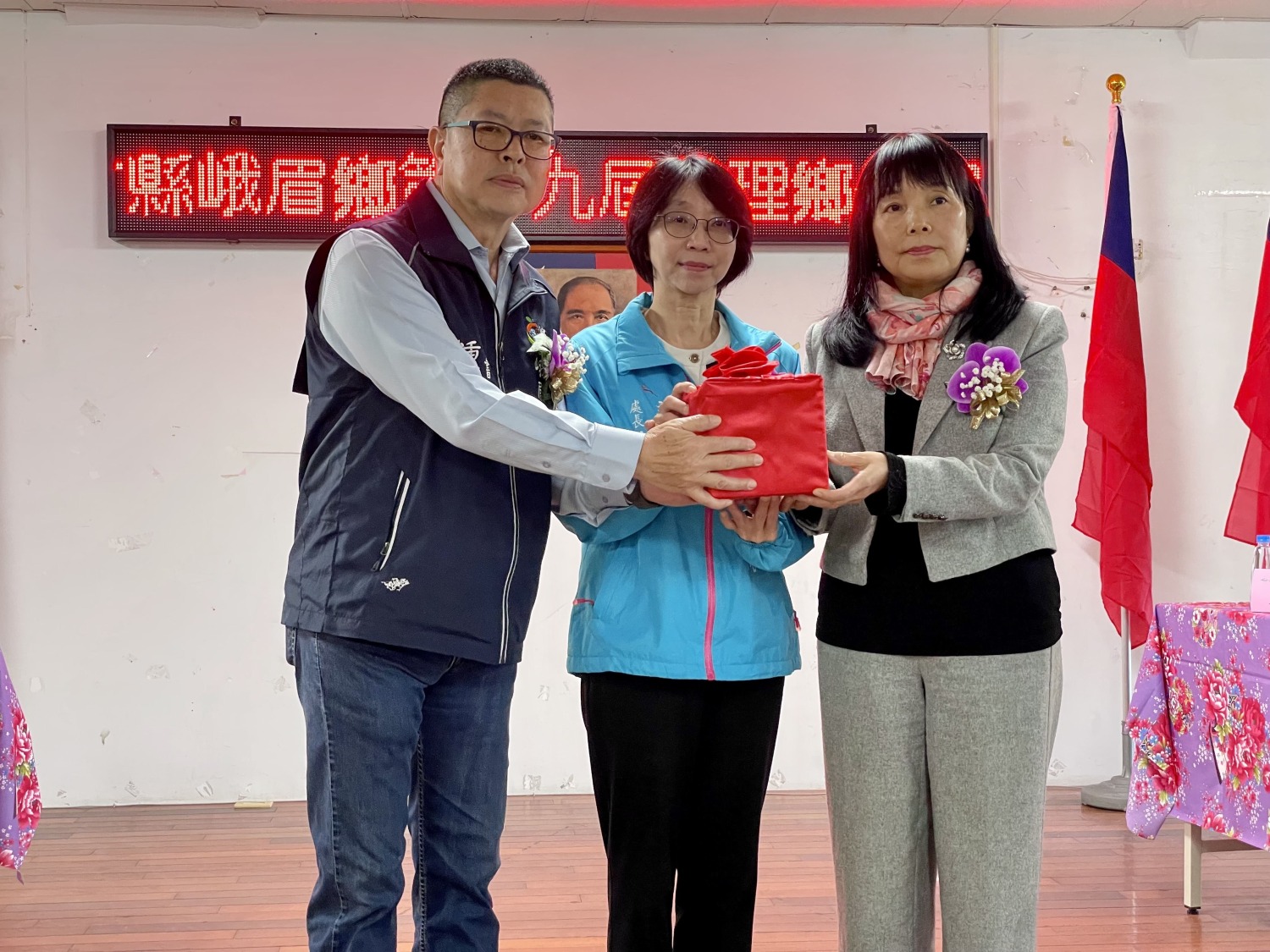 田昭容右在縣府主計處長黃文琦監交下宣誓就職峨眉鄉代理鄉長。(圖/記者林照東翻攝)