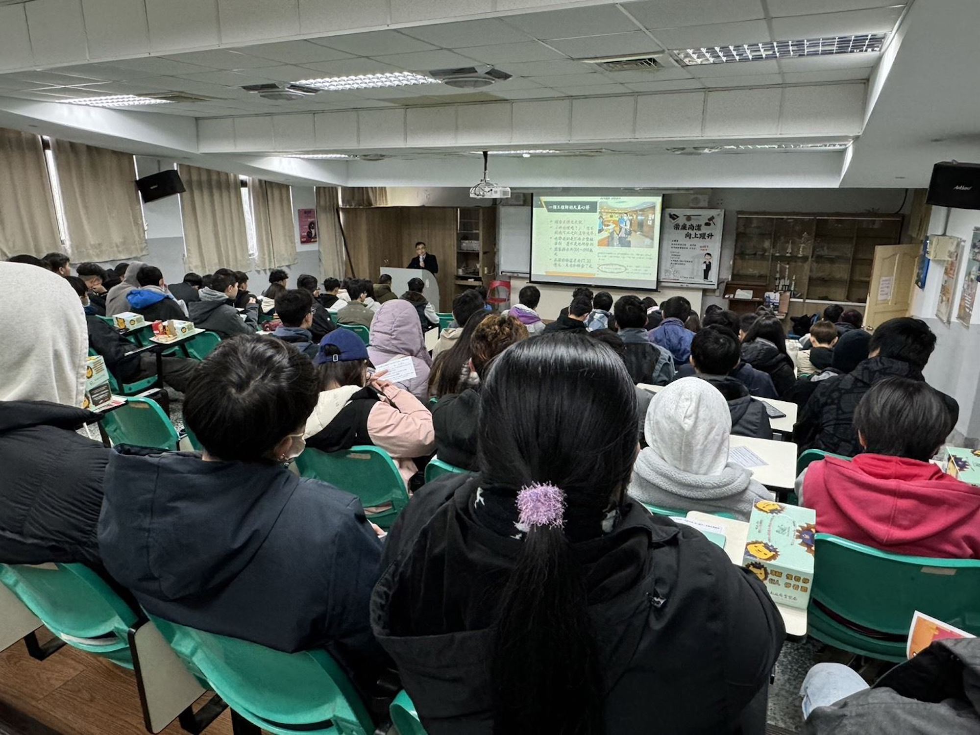 新竹地檢署王遠志檢察官進行工程倫理專題講座。(圖/記者林照東翻攝)