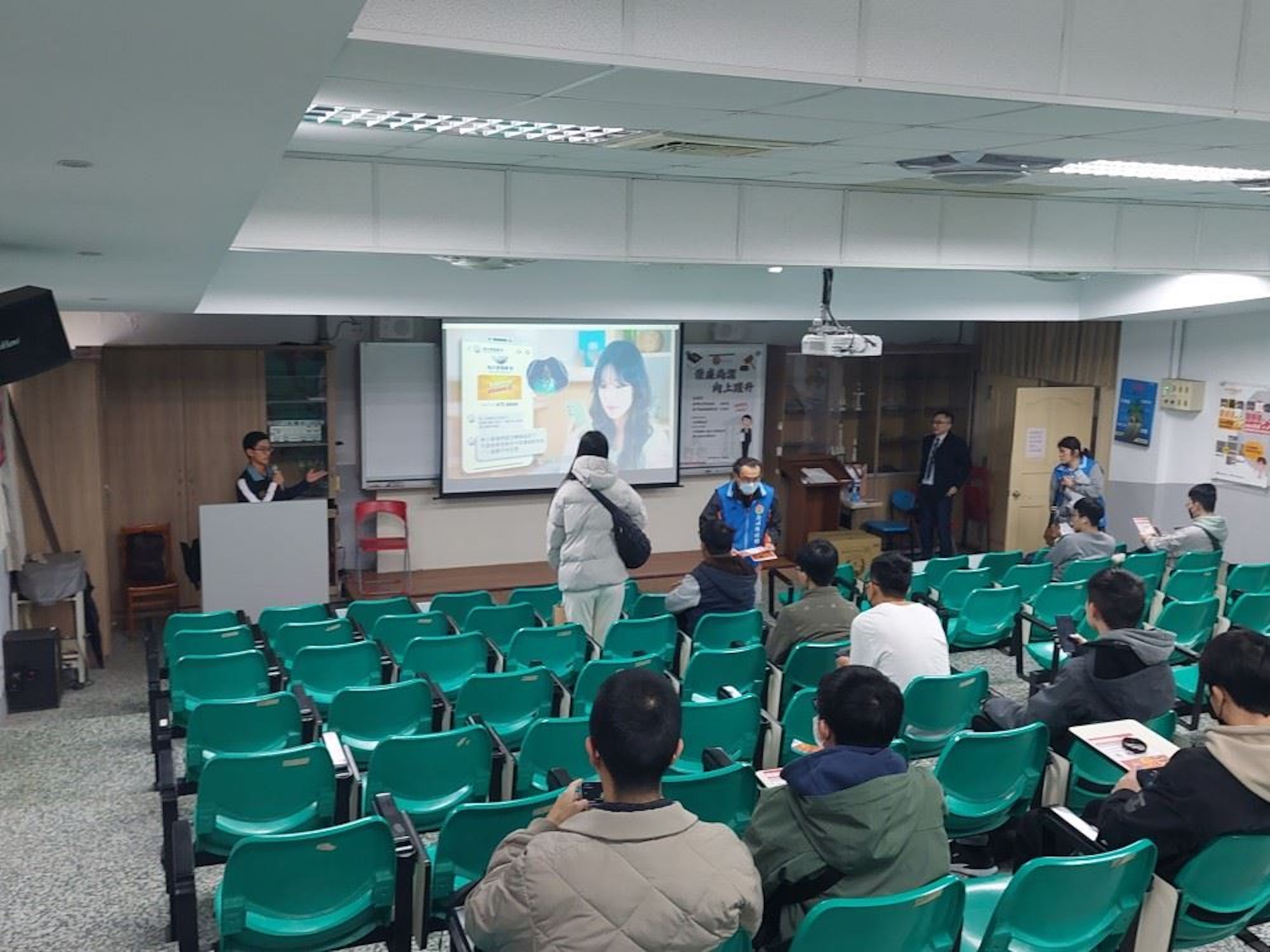 新竹縣警察局新湖分局徐晨豪偵查員進行反詐騙宣導。(圖/記者林照東翻攝)