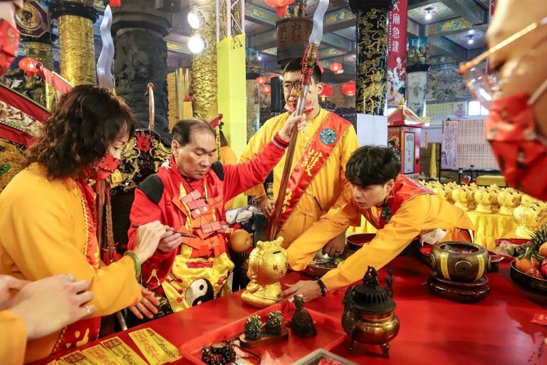 桃園護國宮安太歲名單來皆由太子爺親自批寫,今年建議生肖為鼠兔蛇馬豬需安太歲。(圖/桃園護國宮提供)