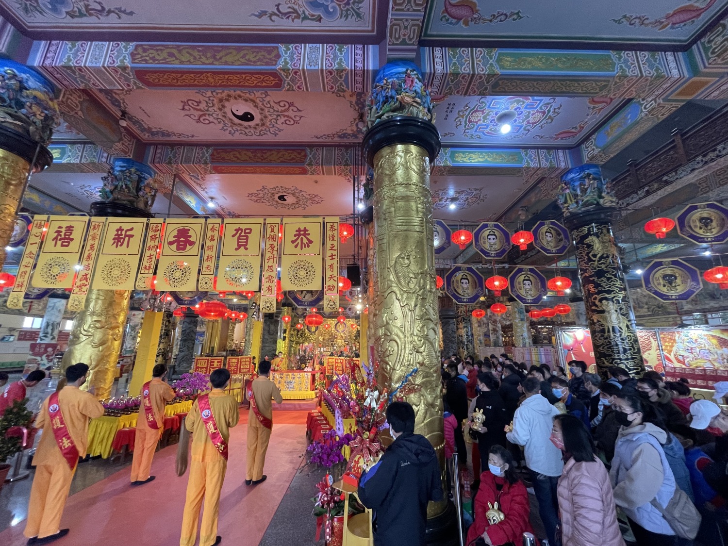 北台灣最大太子爺廟桃園護國宮提供各種不同訴求燈種,吸引許多民眾年年到訪點燈拜拜。(圖/桃園護國宮提供)