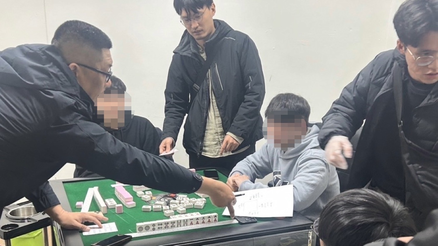 警方破門後將賭客及經營者當場逮捕。(記者薛秀蓮翻攝)