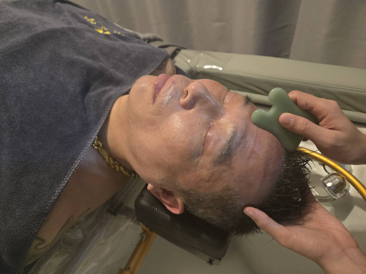 「越亮越式洗髮」臉部按摩使用純玉玉器,以加速保養品吸收。(生活小組攝)