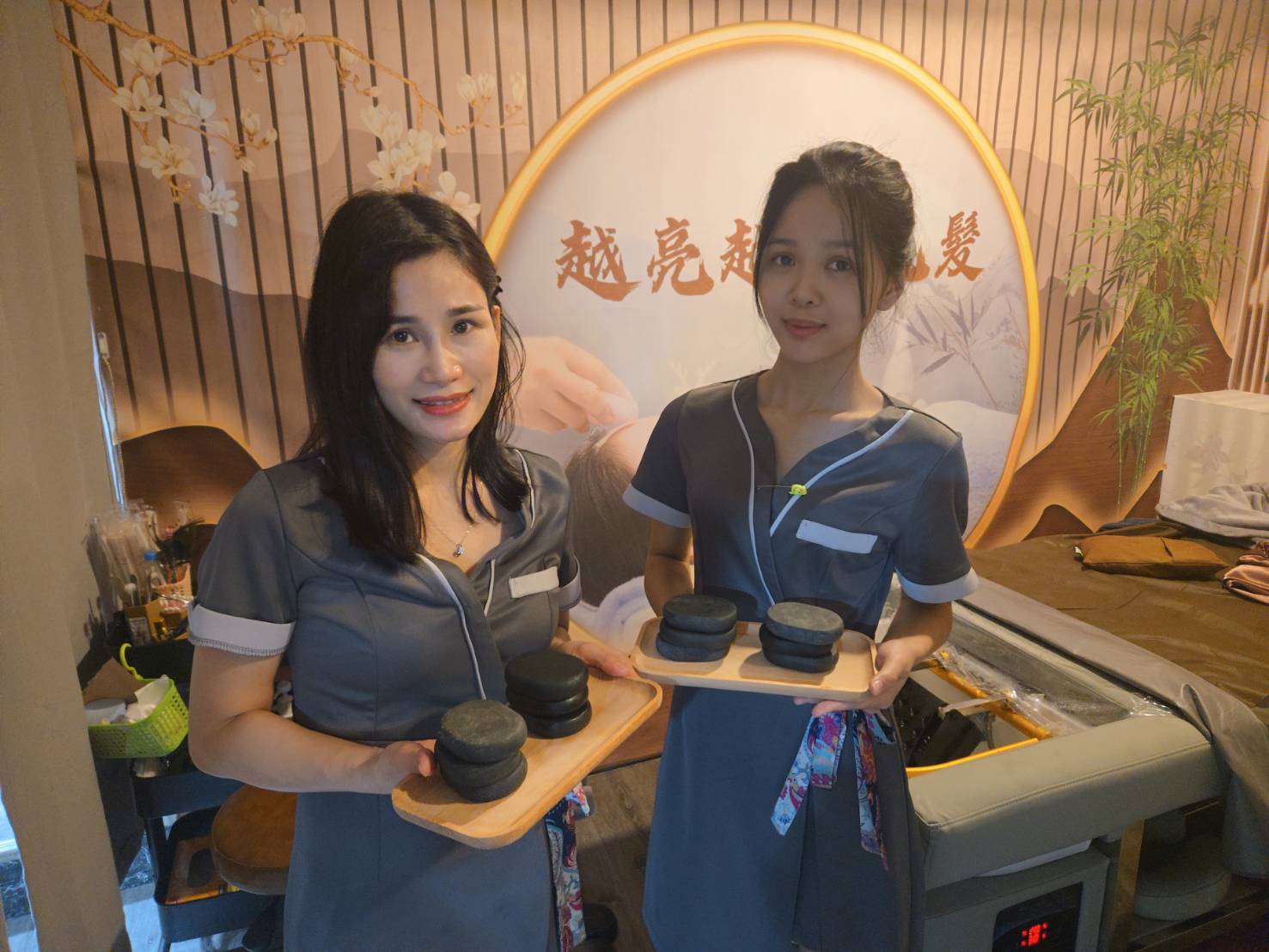 「越亮」的師傅皆由越南新住民店長(圖左)訓練,手法道地讓人一秒彷彿置身越南。(生活小組攝)