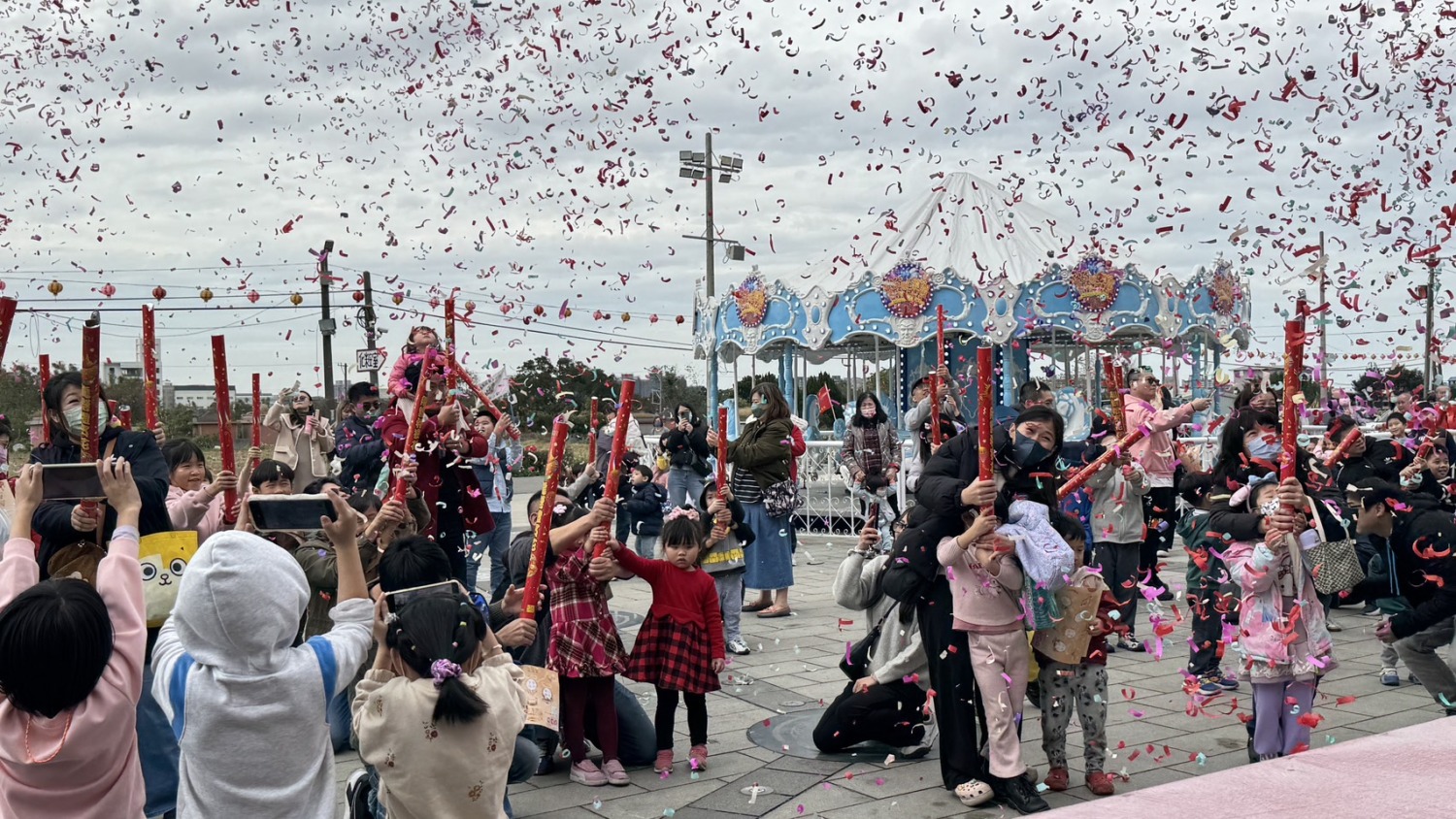 公益慈善太子遊樂園每天滿滿活動免費入場,圖中為民眾迎接好運彩炮。(圖/桃園護國宮提供)