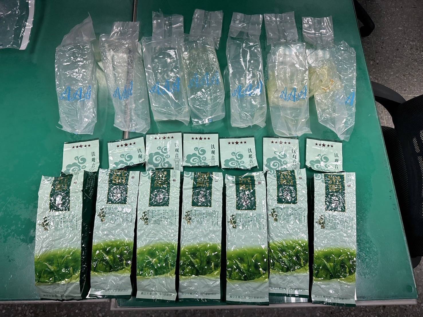 ️查扣愷他命7包(每包1公斤,共計7公斤)、後背包及水果禮盒。(記者薛秀蓮翻攝)