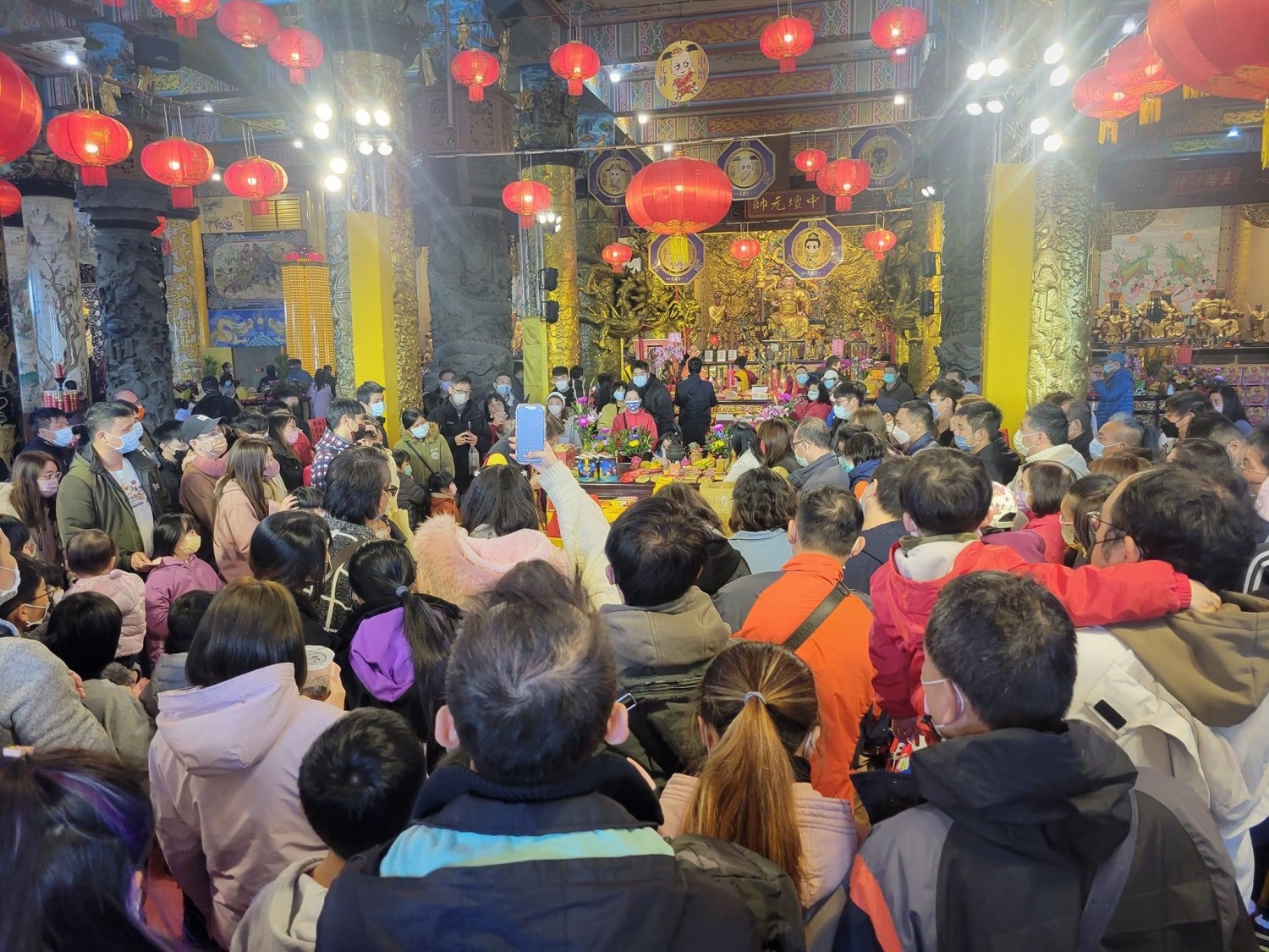 春節期間到桃園護國宮遊玩拜拜,已成為當地盛事,今年點燈可拿蛇年大禮包。(圖/桃園護國宮提供)