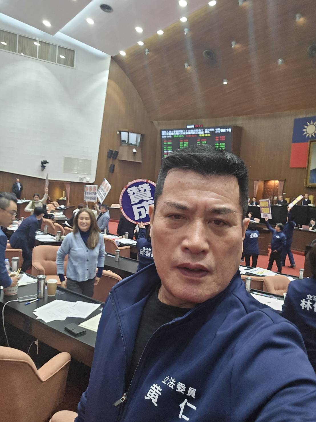 三讀通過「警察人員人事條例」第35條修正案,國民黨平地原住民立委黃仁等藍白立委都相當欣慰。(圖/黃仁國會辦公室)