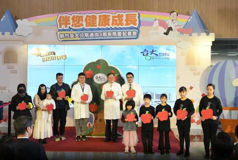 10位「新竹臺大寶寶」回娘家,共同見證醫院成長。(圖/記者黃溎芬翻攝)