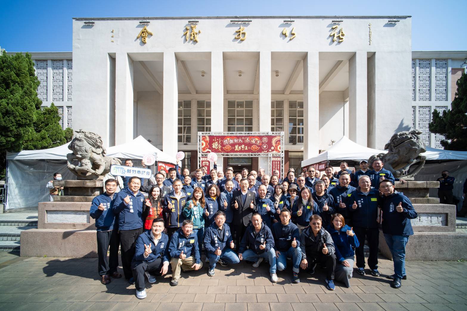 新竹市議會拋磚引玉捐血活動邁入第6年,石獅古蹟見證大家的沸騰熱血。(圖/記者黃溎芬翻攝)
