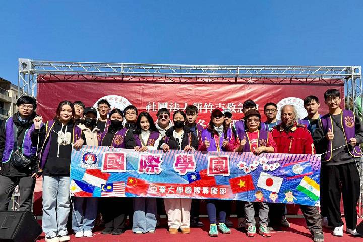 新竹市救急會寒冬送暖,中華大學國際生加入送愛行列。(圖/記者黃溎芬翻攝)