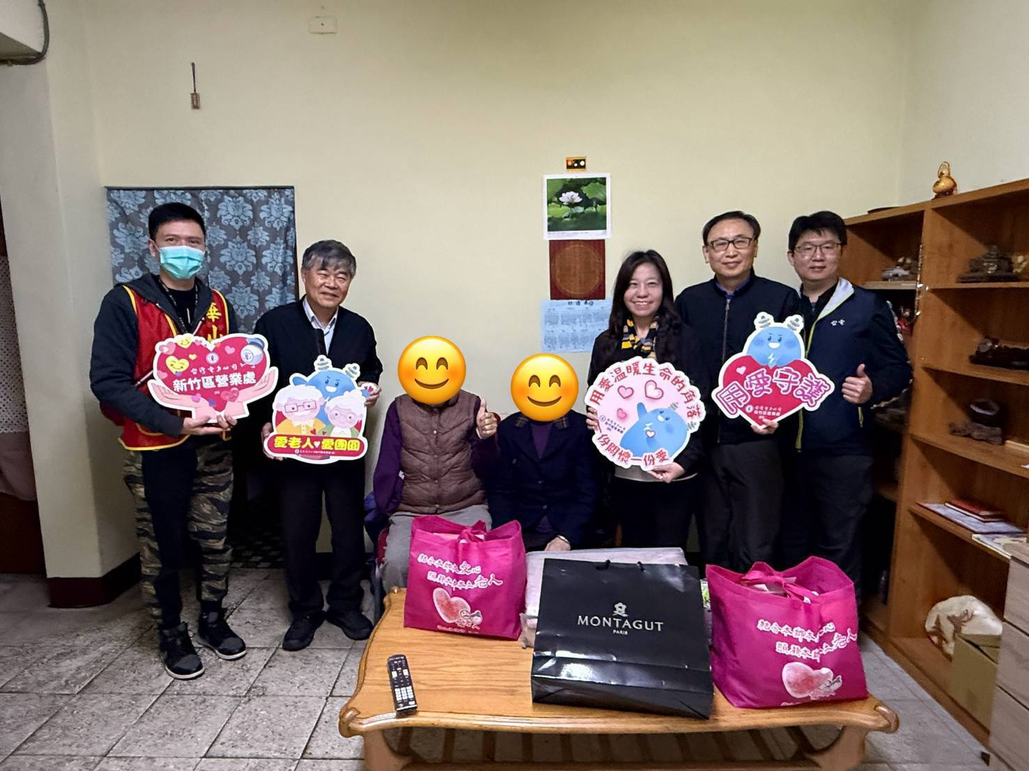 台電新竹區處羅元良處長親自將保暖墊及冬被,送到長者家中祝賀新春愉快。(圖/記者黃溎芬翻攝)