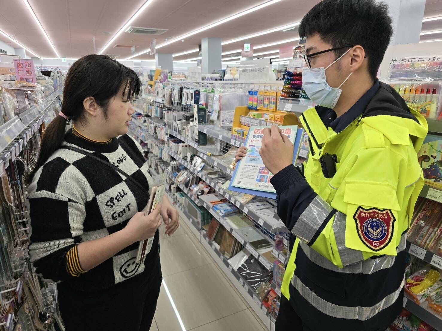 消防局深入各大商場,加強一氧化碳防範宣導,提醒市民正確使用熱水器,確保居家安全。(圖/記者林照東翻攝)