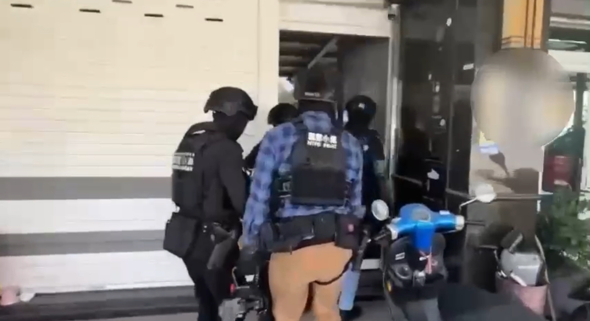 專案小組警方攻堅詐團水房據點。(記者徐煜勝翻攝)
