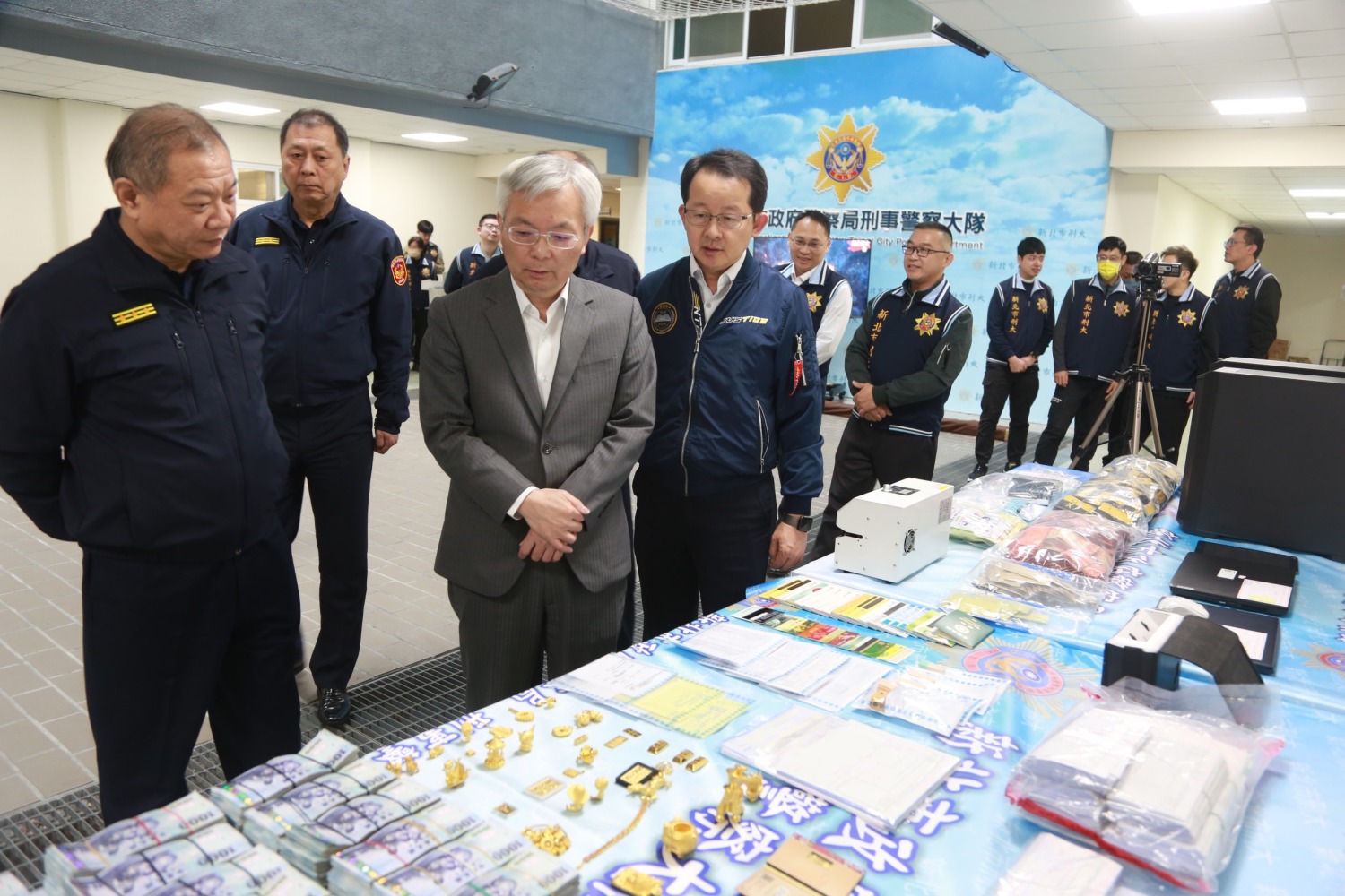 警政署長張榮興前往新北刑大視察打詐成果。(記者徐煜勝翻攝)