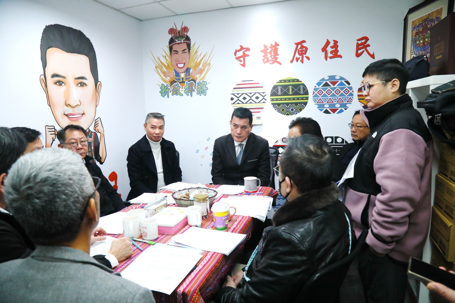 黃仁聽取原民會官員說明都會原住民中長期安置和緊急應變計畫執行情形。(記者包克明 攝)