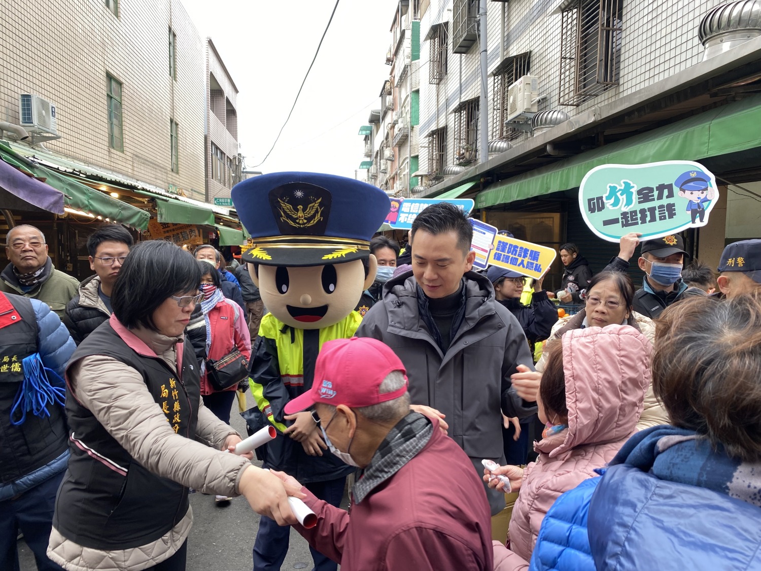 竹縣警局啟動反詐宣導活動,局長宣介慈攜市長鄭朝方走訪市場,透過掃街互動傳遞防詐訊息,提升民眾警覺。(圖/記者林照東翻攝)