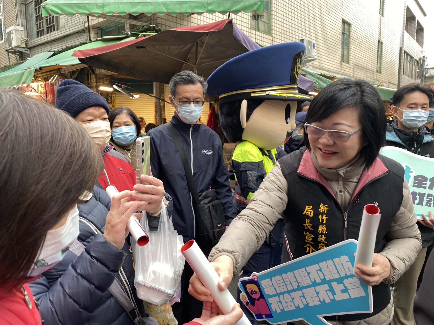 竹縣警局宣導反詐,局長宣介慈親臨市場,播放多語音訊,呼籲春節防詐守財,共同防範詐騙。(圖/記者林照東翻攝)