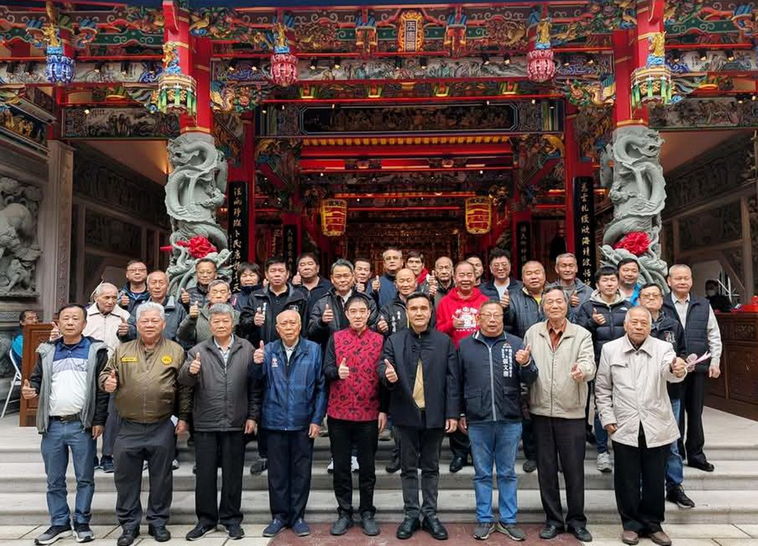 浩天宮第六屆主任委員王經綻(右4)和新任委員、監事合影,攜手共創信仰文化新局。(圖/浩天宮管理委員會)