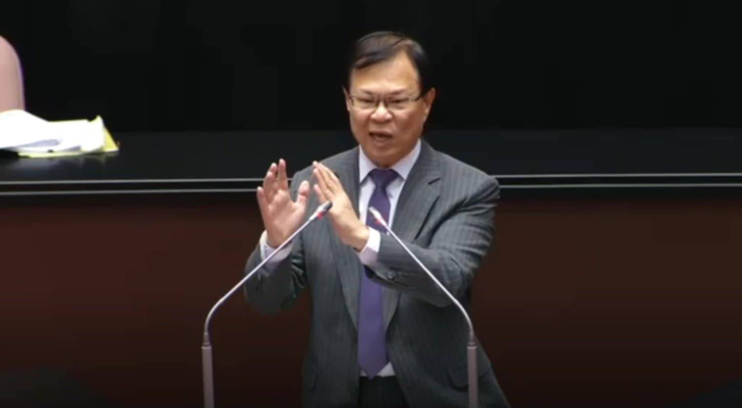 張啓楷引述台灣民眾黨最近所做兩次大規模民調,結果顯示,高達七成以上的民眾,不分教育程度和年紀大小,七成贊成適度調高警消的退休金。(圖/張啓楷國會辦公室)