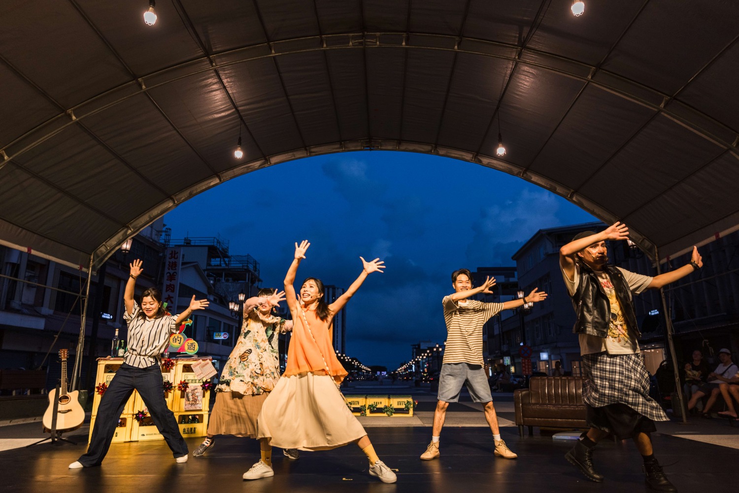山東野參與光藝節，為東興圳帶來燦爛視覺饗宴。（圖/記者林照東翻攝）