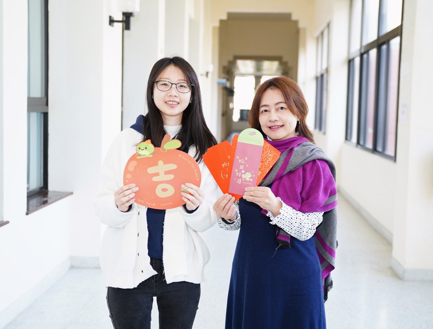 文化局準備新年禮品，1月2日起，借書滿10本可獲喜氣小禮，迎接新年好運與書香。（圖/記者林照東翻攝）