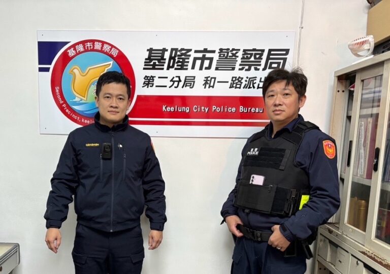第二分局和一路派出所警員鄭旭翔(左)、陳俊傑(右)。(記者薛秀蓮翻攝)
