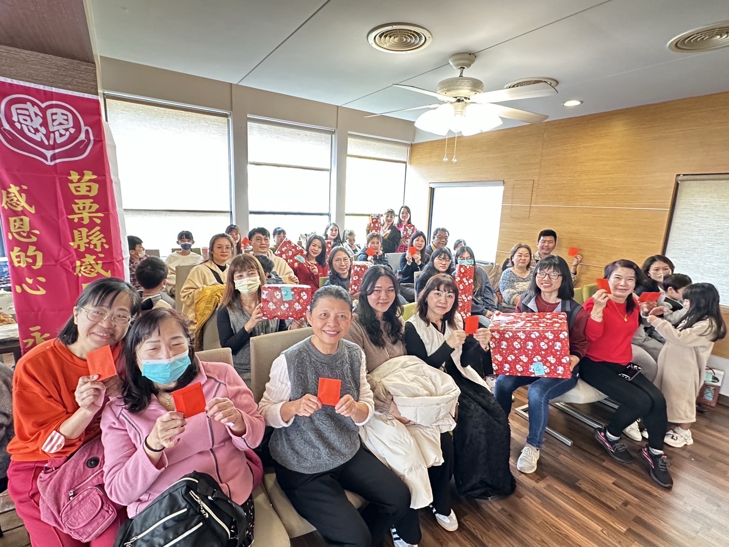 為了緩解他們對家鄉的思念,移民署苗栗縣服務站與苗栗縣感恩慈善協會特別於大年初四,邀請新住民大手牽小手一起回娘家團圓,共同迎財神。(記者 張艷君翻攝)