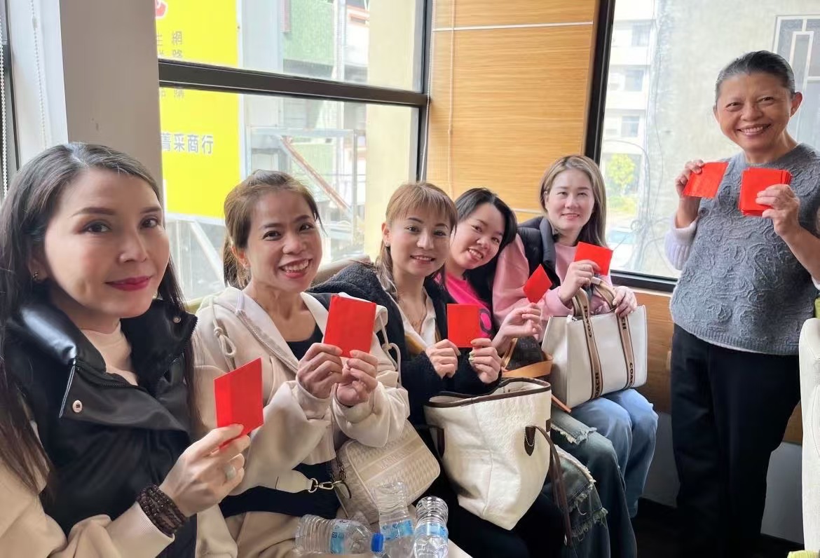 活動現場也準備摸獎及十全十美小紅包等,祝福新住民家庭「蛇財進寶,財源滾滾來」。(記者 張艷君翻攝)