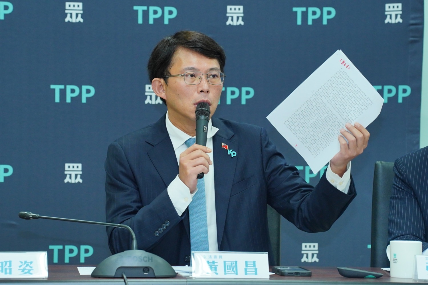 黃國昌指出,審查時不派人,審查後裝看不懂,只會持續在社會上散播假訊息,製造台灣社會內部對立衝突,「行政院簡直無能至極」!(圖/民眾黨立院黨團)